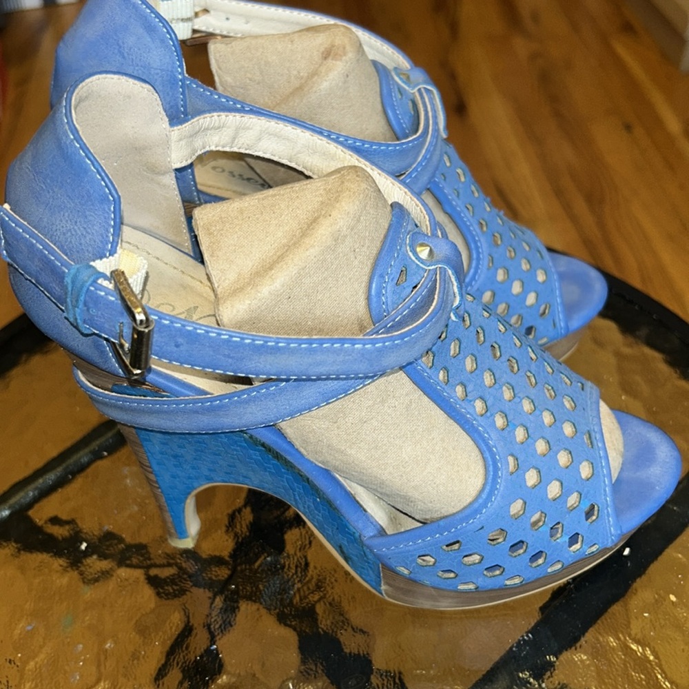 Beautiful Blue leather platform open toe shoe size 39 now only $15